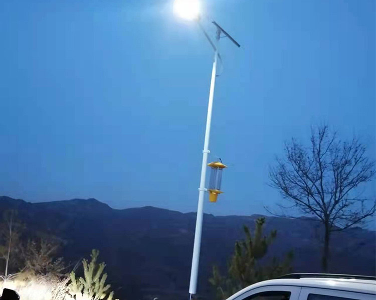 山西永鑫路燈公司：夏季使用太陽能路燈要注意什么問題？